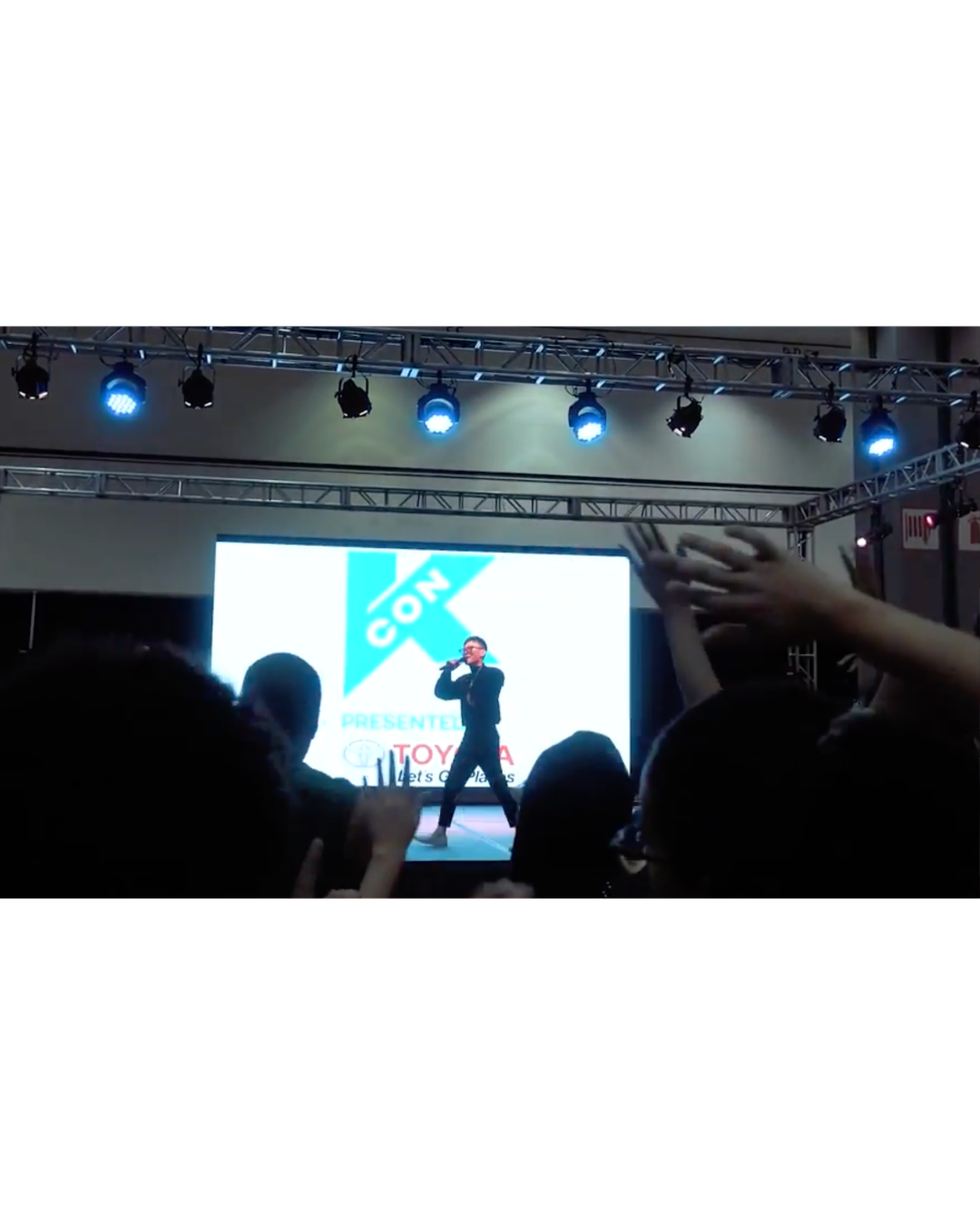 Sungwoo performing at KCON